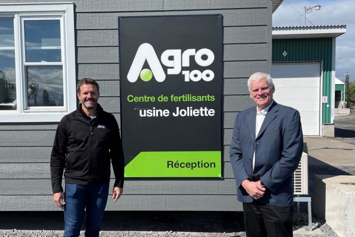 Deux hommes devant bâtiment Agro-100